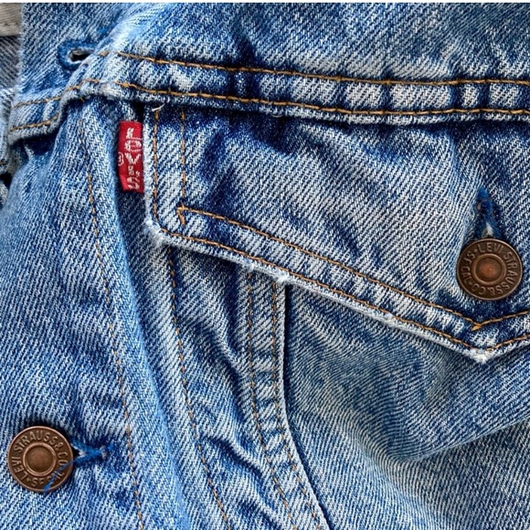 Vintage Levi’s medium-wash denim jacket with a leather collar. 💙 - Picture 5 of 9